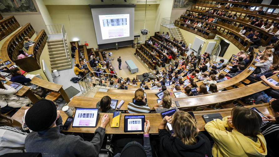 IW-Gutachten: Studenten der Humanmedizin sitzen in einer Vorlesung im Anatomie Hörsaal an der Medizinischen Fakultät der Universität Leipzig.