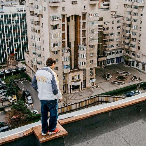 Medizinstudium in Rumänien: Die Mieten in Rumänien sind niedrig. In seiner letzten WG im Viertel Mărăști zahlte Jonathan 150 Euro im Monat und konnte vom Dach aus über die Stadt schauen. Er kehrt heute noch oft hierhin zurück.