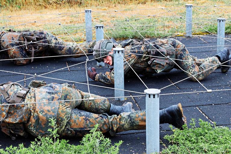 Wehrdienst: Im Februar 2025 hat Lena ihren Wehrdienst begonnen, unser Fotograf hat sie das Jahr über begleitet. Ihren Nachnamen darf sie "aus Dienstgründen" nicht nennen. Hier sieht man sie beim Hindernislauf.