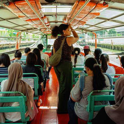 Auslandssemester in Bangkok: Wenn Fréya mit den Öffis zur Uni fährt, muss sie Bus, Bahn und Boot nutzen. Sie teilt sich deshalb oft ein Taxi mit anderen für etwa drei Euro. Auch sonst ist vieles günstig: Ein Abendessen auf dem Talat-Phlu-Markt gibt es für 1,80 Euro.