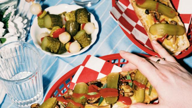 Polnische Zapiekanki mit Gewürzgurken: Knusprig, käsig, knapp drei Euro