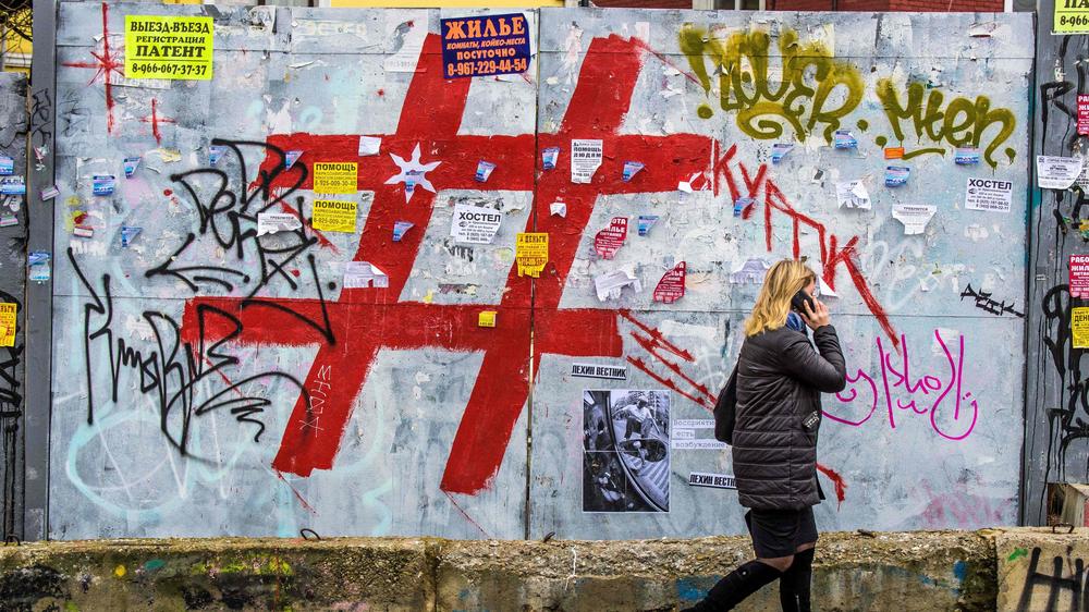 Roskomnadsor: Ein riesiges Hashtag an einer Wand in Moskau