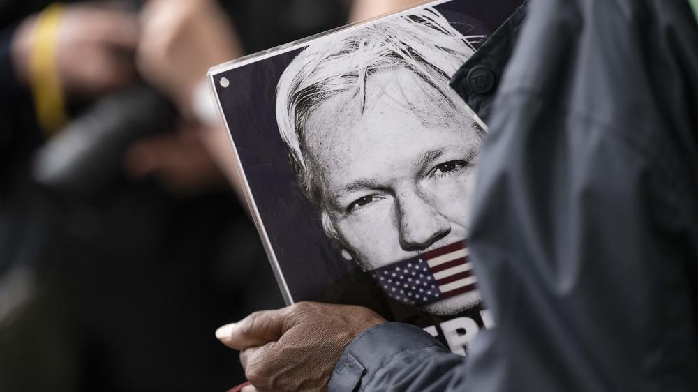 Julian Assange: Seit Jahren führt der Prozess gegen Julian Assange zu breiten Solidaritätsbekundungen, wie hier bei einem Protest vor dem britischen Parlament im Juni vergangenen Jahres.