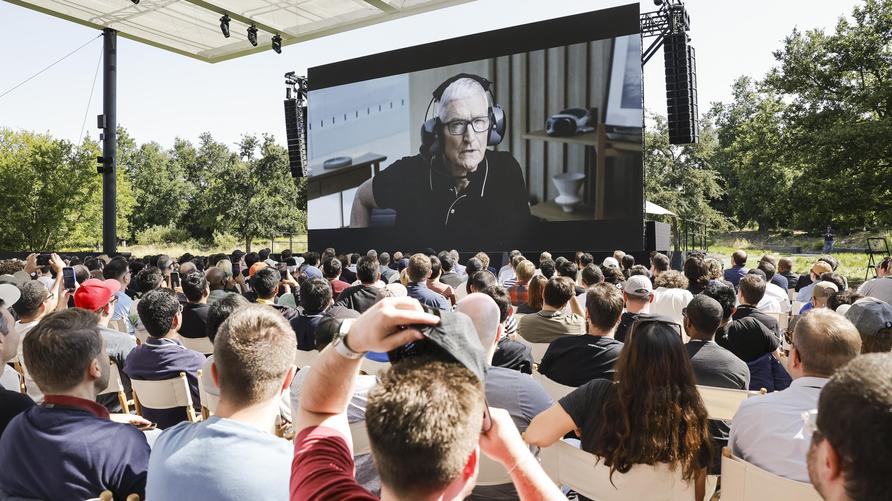 WWDC 2025: epa12166676 People watch a video with Apple CEO Tim Cook about Apple's new software and device developments during the 2025 Apple Worldwide Developers Conference (WWDC) on the campus of Apple Park in Cupertino, California, USA, 09 June 2025. EPA-EFE/JOHN G. MABANGLO