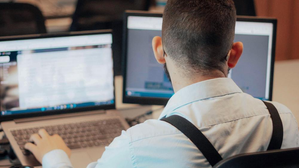  Das BSI geht weiterhin von einer angespannten Sicherheitslage aus. Das Schutzniveau gegen Cyberangriffe sei nicht groß genug.