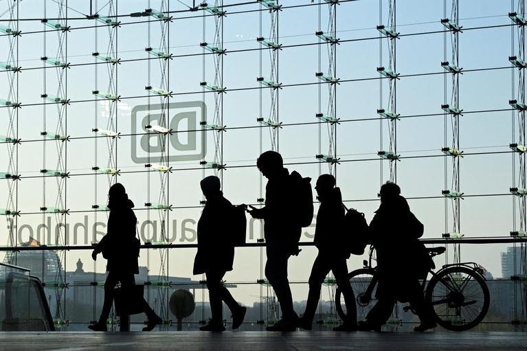 Betrug im ÖPNV: Das Deutschlandticket soll von Kriminellen gefälscht worden sein. Das hat eine ethische Hackerin nachvollzogen und auf dem Chaos Communication Congress in Hamburg dargelegt.