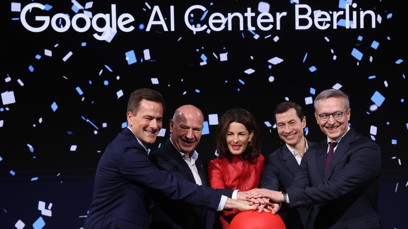 Künstliche Intelligenz: Bundesdigitalminister Karsten Wildberger (rechts) und Berlins Regierender Bürgermeister Kai Wegner (2. v. links, beide CDU) bei der Eröffnung von Googles KI-Zentrum in der Hauptstadt.