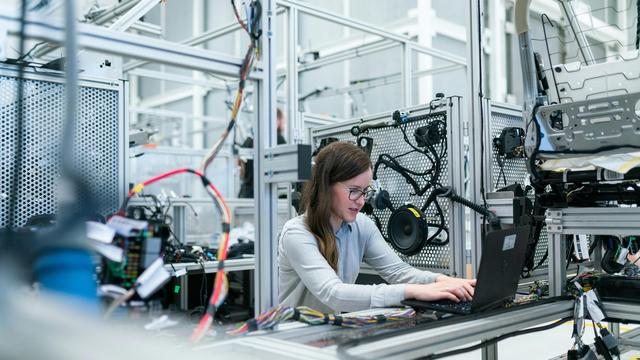 KI-Nutzung in Unternehmen: Mehr als die Hälfte der Unternehmen arbeitet laut Umfrage mit KI