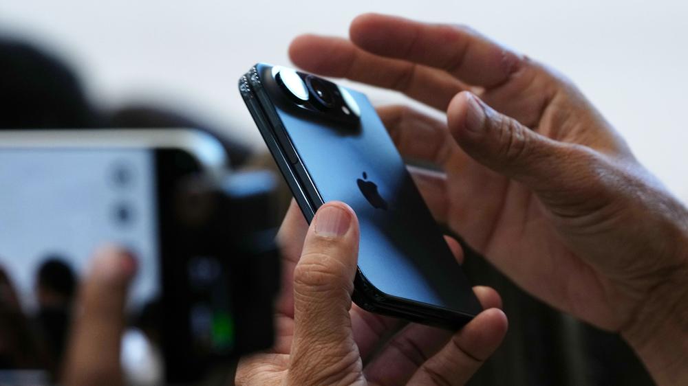 Apple: Zusammengeklappt ist das iPhone Duo ungefähr so groß wie ein Reisepass, aufgeklappt das dünnste iPhone aller Zeiten.