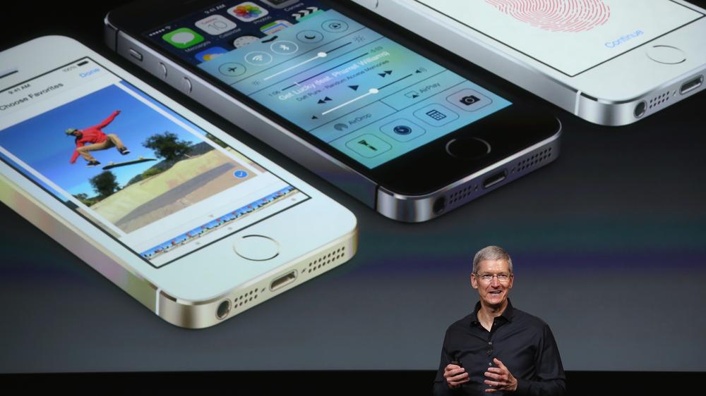 iPhone: Apple-Chef Tim Cook bei der Vorstellung der iPhone-Modelle 5C und 5S im September 2013.
