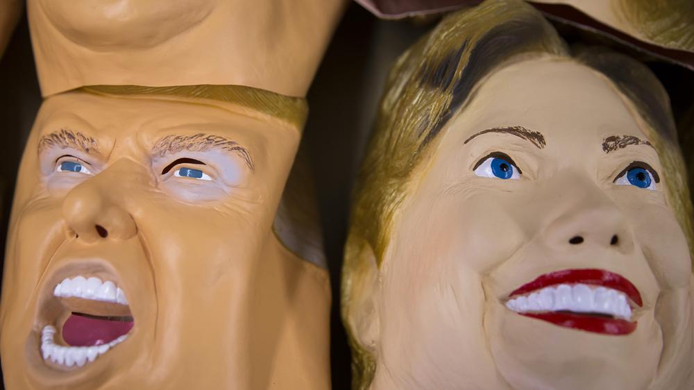 Demokraten: Masken von Donald Trump und Hillary Clinton
