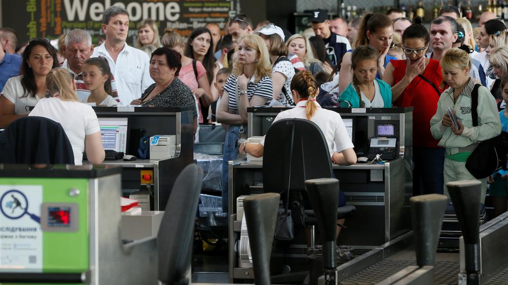 Ransomware: Passagiere warten am 27. Juni am Flughafen Boryspil in Kiew darauf, ihr Gepäck einzuchecken. Neben dem Flughafen war auch die Eisenbahn in der Ukraine von dem Cyberangriff betroffen. 