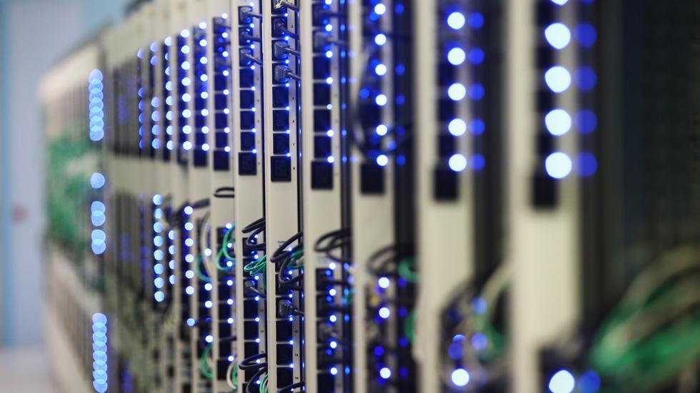 Pressefreiheit: Dürfen Geheimdienste Zugriff auf Server von Verlagen und Medienhäusern haben?