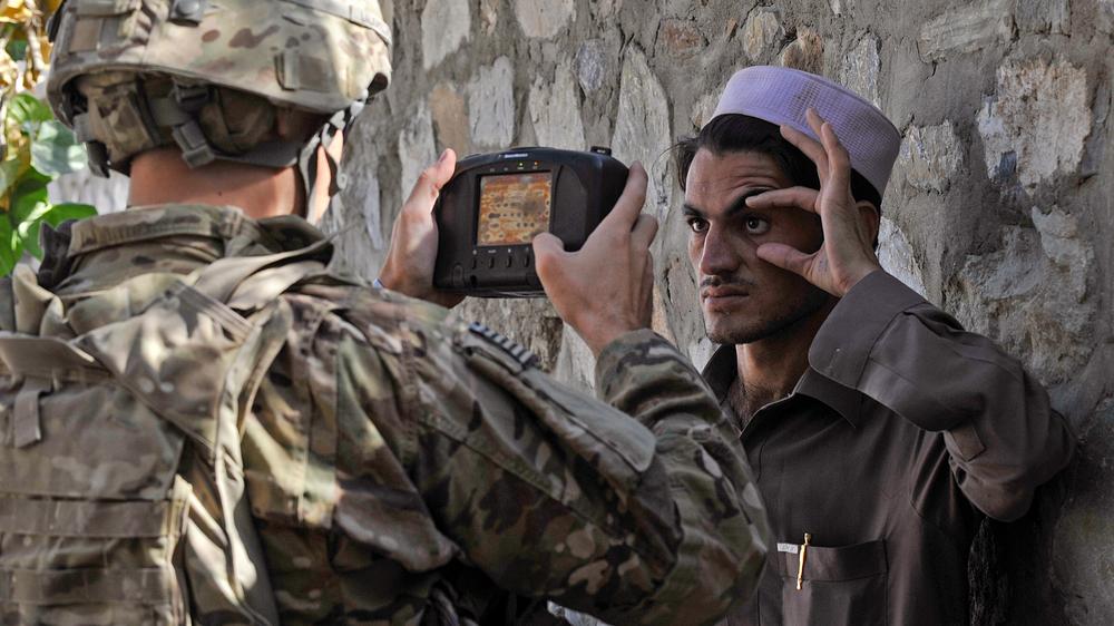 Biometrische Daten: US-Soldaten scannen die Iris eines afghanischen Mannes im September 2011.