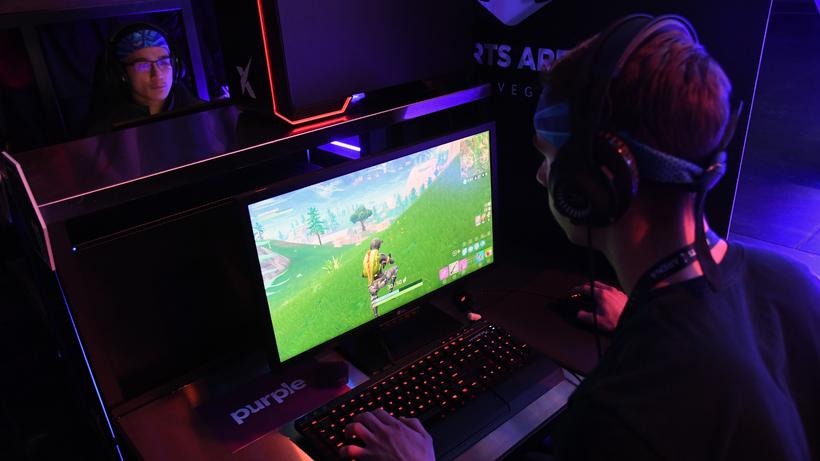 computerspiel fortnite ist das hypespiel unter kindern und jugendlichen - kannen ps4 und pc zusammen fortnite spielen