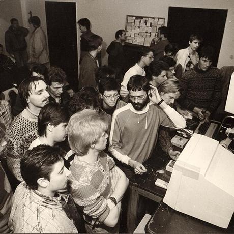 Videospiele in der DDR: Der Computerklub im HdjT in den Achtzigerjahren, eine reine Jungs- und Männergesellschaft. In der Mitte vorm Rechner: Stefan Paubel, Leiter des Klubs