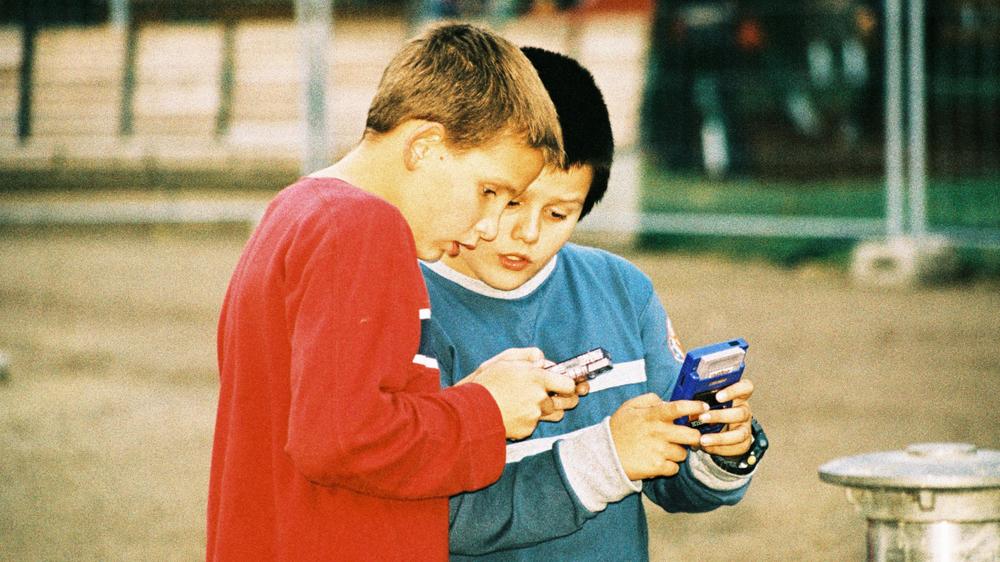 Alternativer App Store: Auf dem Schulhof mit dem Game Boy Color um das Jahr 2000: Die Delta-App weckt das Gefühl wieder.