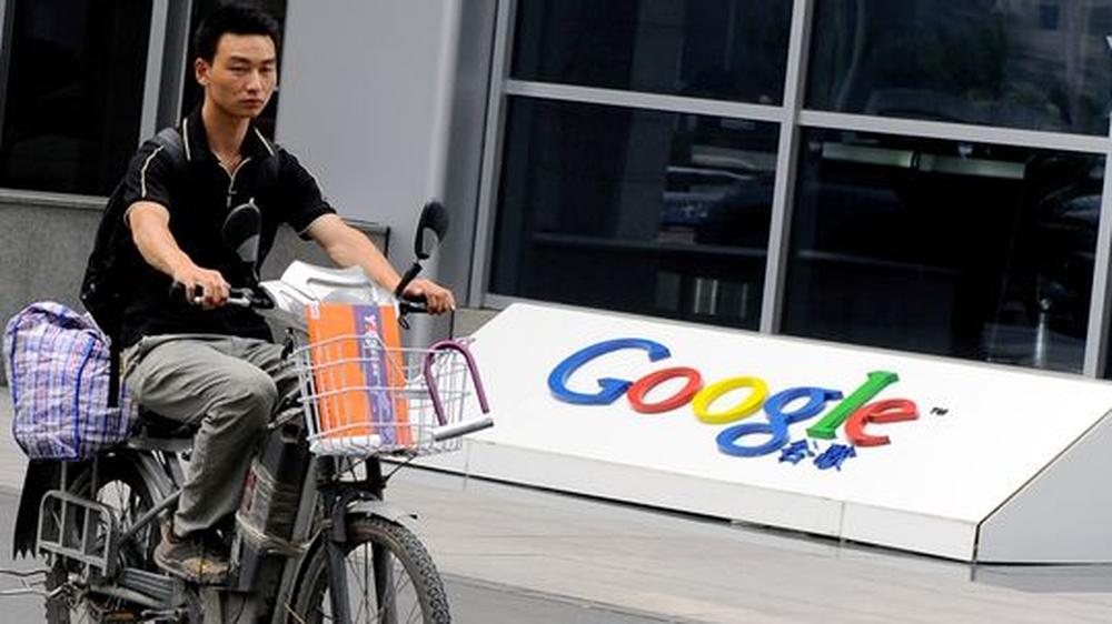 Internetzensur: Ein Chinese fährt am Google Sitz in Peking vorbei. Google wartet derzeit darauf, dass man seine Handels-Linzenz verlängert