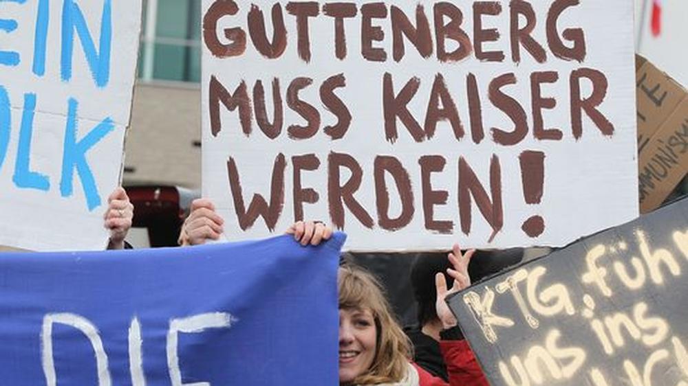 Spaßguerilla - in Berlin demonstrierten vermeintliche Guttenberg-Fans, um sich über die echten lustig zu machen
