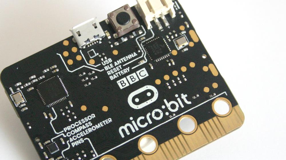 Bildung: In Großbritannien bekommen Schüler den Bastelcomputer Micro:Bit ausgehändigt.
