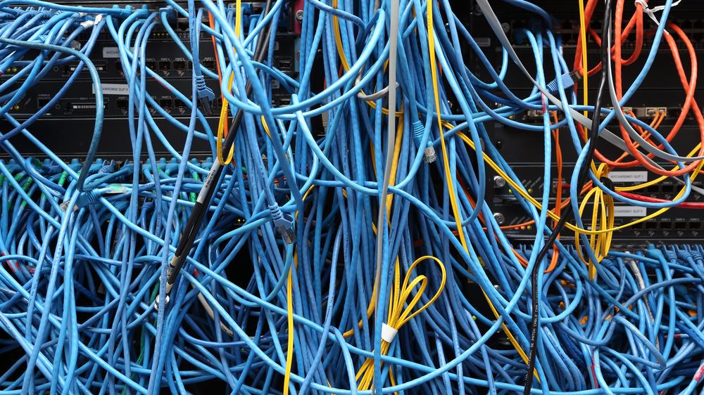 Ajit Pai: Netzwerkkabel in einem Serverraum in New York City, USA
