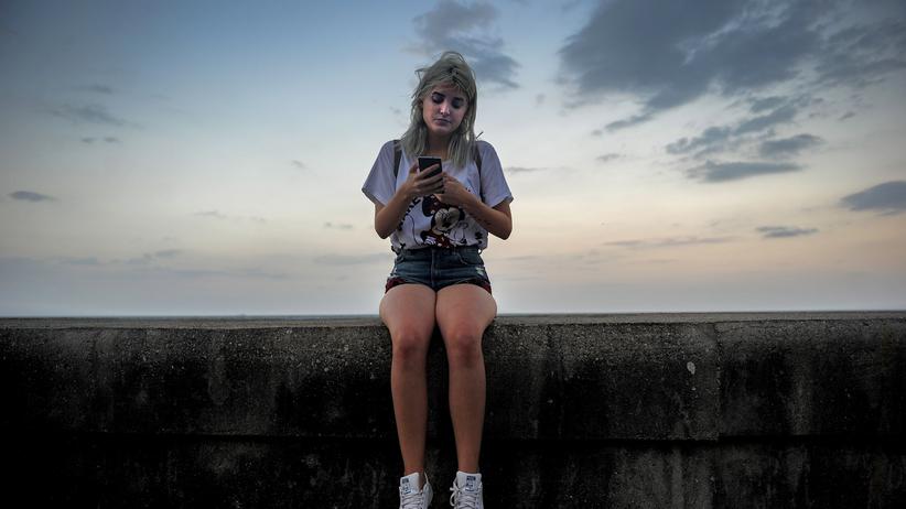 Mobilfunk: Eine kubanische Influencerin geht über ihr Smartphone ins Internet – hier noch über einen WLAN-Hotspot.