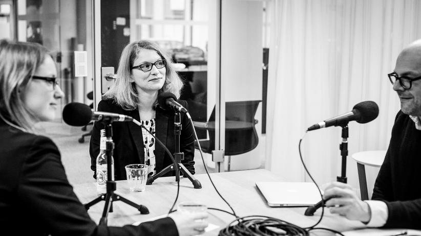 Autonome Waffen: Wie werden wir künftig Kriege führen, Frau Dahlmann? Bei der Aufnahme des Podcast in der Berliner Redaktion von ZEIT ONLINE (von links): Lisa Hegemann, Anja Dahlmann und Dirk Peitz