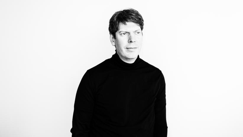 Smart Home: Der Xing-Gründer Lars Hinrichs hat in Hamburg das Apartimentum aufgebaut, einen voll vernetzten Wohnkomplex. Dort bekommt der Mieter eine Mitteilung auf sein Smartphone, wenn er Post bekommt, und kann durch eine Kamera sehen, wer vor seiner Tür steht.