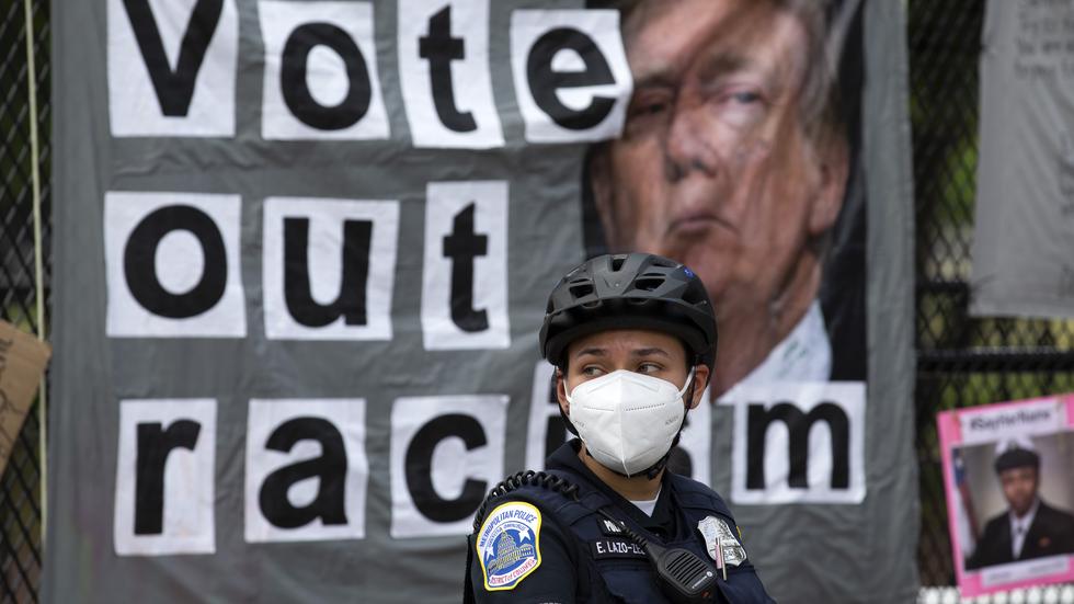 BlueLeaks: Eine Polizistin nahe des Weißen Hauses in Washington, D.C.