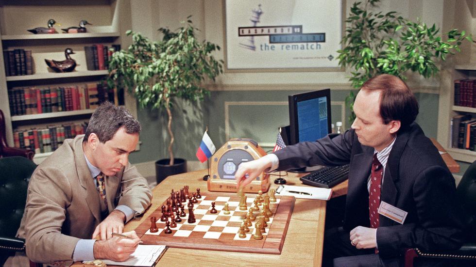 Schachcomputer Deep Blue: Der IBM-Ingenieur Murray Campbell bewegt einen Stein nach Anweisung des Supercomputers Deep Blue bei der Partie gegen Schachweltmeister Garri Kasparow (links) am 4. Mai 1997 in New York. Am Tag zuvor hatte er noch gewonnen. Am Ende siegte die Maschine. 
