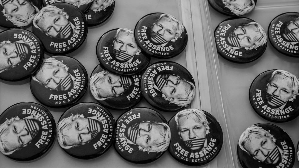 Julian Assange: Unterstützer-Buttons fordern Assanges Freilassung