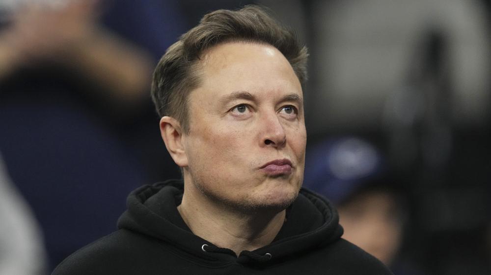 Künstliche Intelligenz: Elon Musk hat bei seinem KI-Chatbot Grok einen "Nackt-Effekt" eingeführt, den die KI nun unter anderem auf Kinder anwendet.