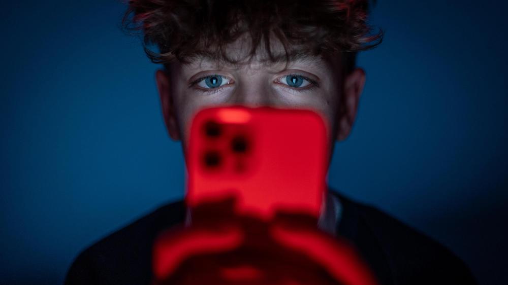 US-Prozess zu Social-Media-Sucht: Hypnotisieren Social-Media-Konzerne absichtlich unsere Kinder? Die meisten Menschen würden diese Frage vermutlich intuitiv mit "Ja" beantworten. Doch vor Gericht könnte das gar nicht so leicht zu beweisen sein.