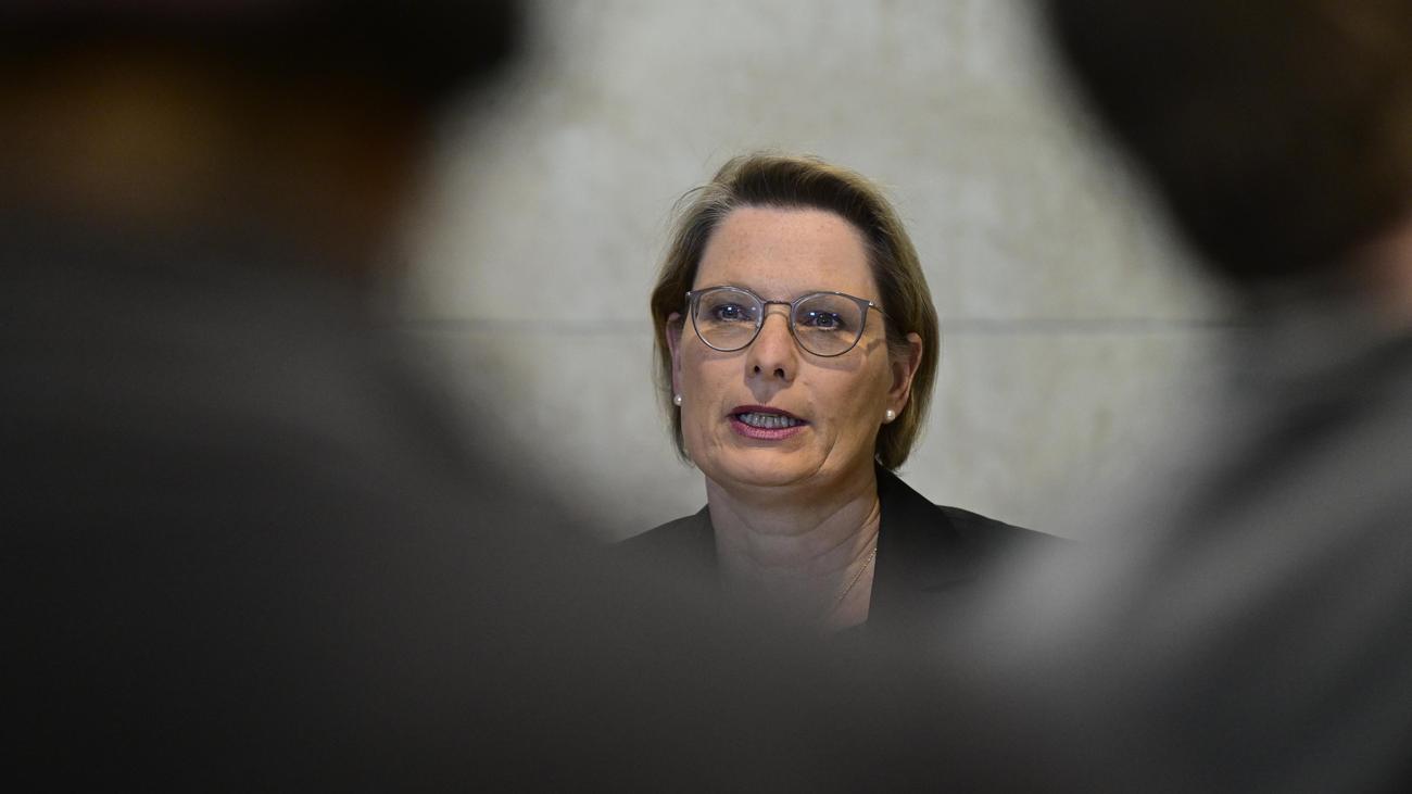 Soziale Medien: Stefanie Hubig verteidigt Pläne für Social-Media-Verbot für Kinder 