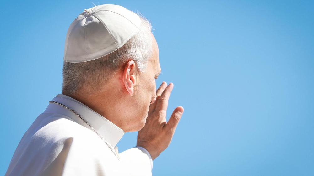  Papst Leo XIV. hat seine erste Enzyklika vorgestellt, der Papst gilt als Techenthusiast.