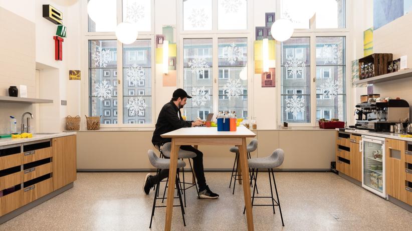 Google-Büro in Berlin: Im neuen Google-Büro in Berlin findet man überall sogenannte "Microkitchens", höchstens 30 Meter vom Arbeitsplatz entfernt.