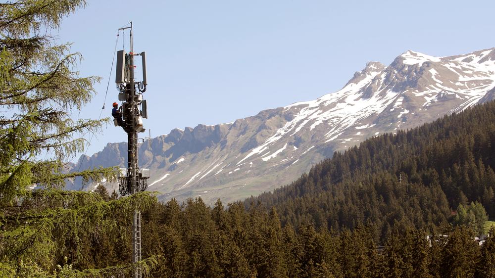 Strahlenrisiken: Vor den Bergen der Lenzerheide installiert ein Techniker eine neue 5G-Antenne für Mobilfunkkommunikation. 