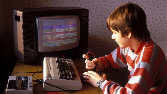 Klapphandy: Führe uns nicht in Versuchung, Commodore