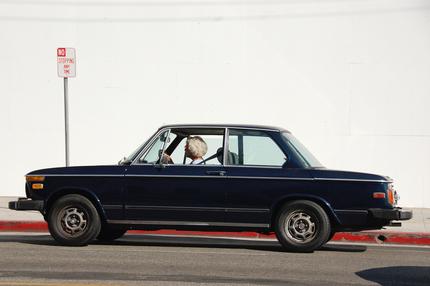 Eine ältere Dame parkt ihren BMW