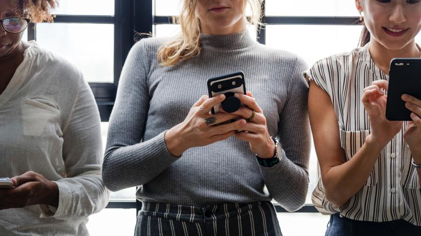 Mobiltelefone: L. überlegt, was sie twittern könnte.