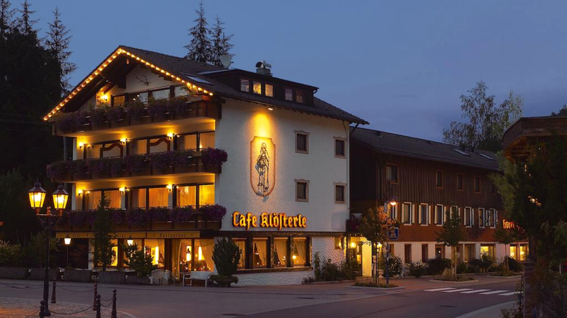 Hotel Weihnachten 2022 Nordsee Weihnachten im Hotel Der Spüler verkleidet sich und verteilt Geschenke