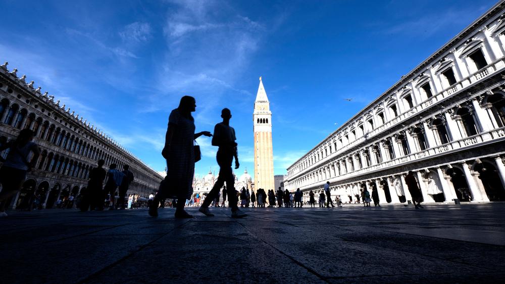 Tourismus: Touristen auf dem Markusplatz in Venedig. Deutschland liegt mit rund 191,5 Millionen Übernachtungen im ersten Halbjahr auf Platz drei der EU-Rangliste hinter Italien und Spanien.