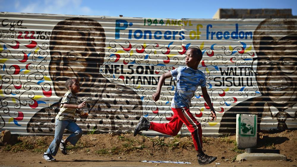 Soweto: Ikone am Zaun: Nelson Mandelas ehemaliger Wohnort Soweto wird wohl auf ewig mit seinem Namen verbunden bleiben.