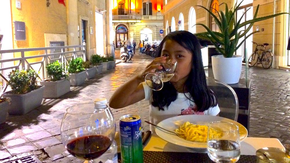 Rom mit Kind: Maya ist glücklich: Jeden Tag Spaghetti und ein Eis.