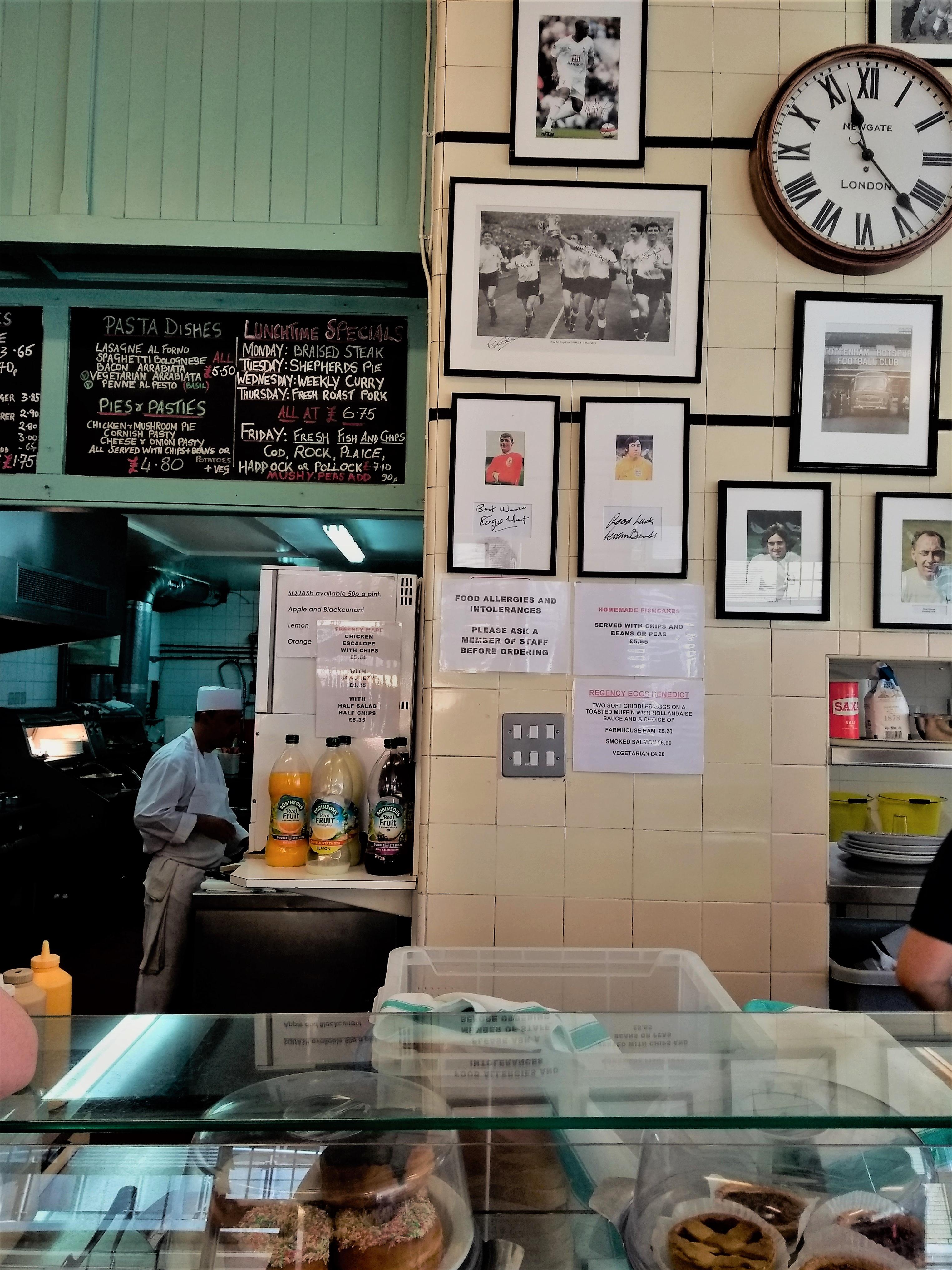 British Breakfast: Jeder Gast im Regency Café kennt Claudias tiefe Stimme