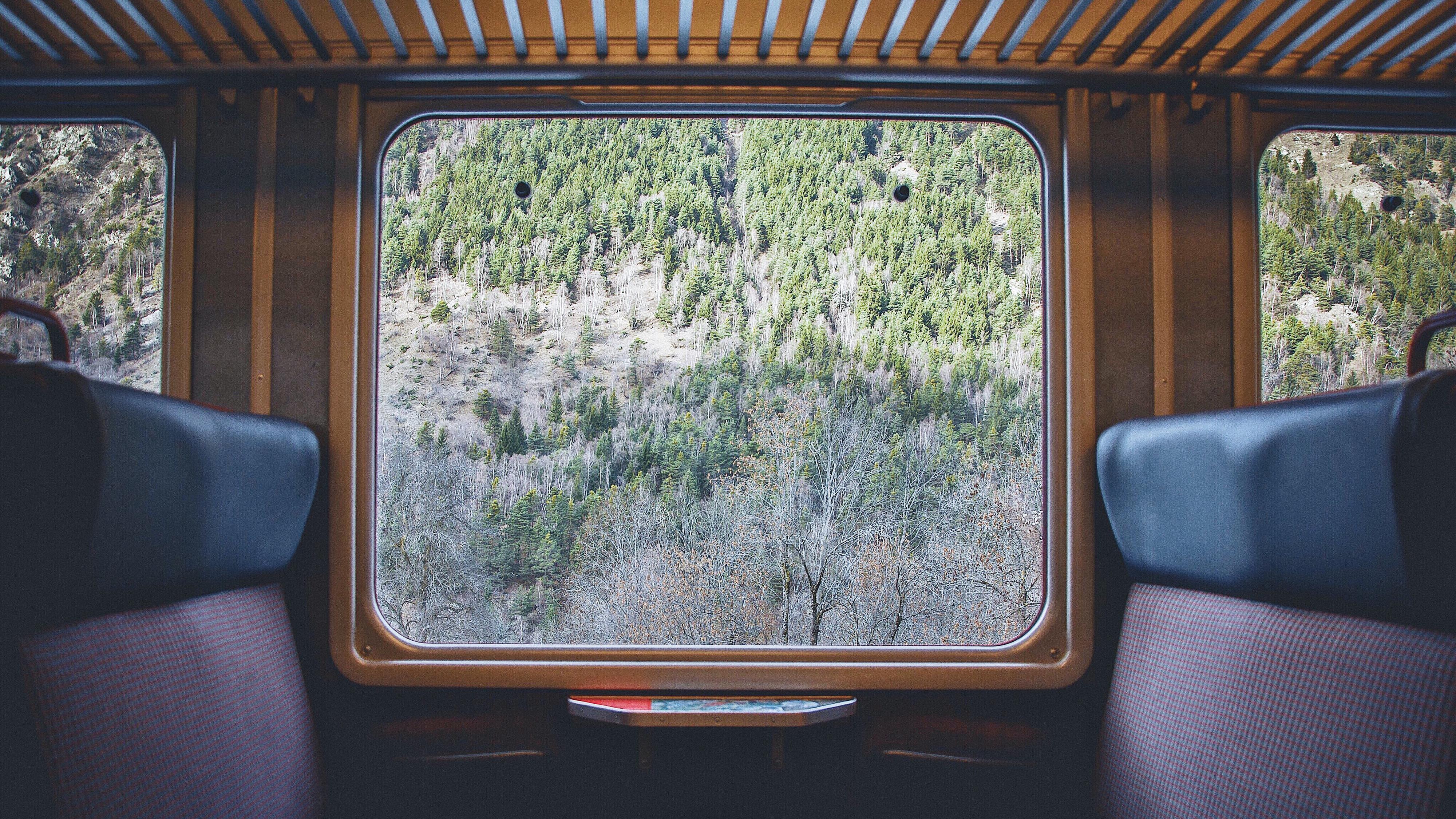 Bahnreisen in Europa: Die Welt einfach an sich vorbeiziehen lassen: Bahnfahren kann entspannt sein – wenn man es richtig macht.