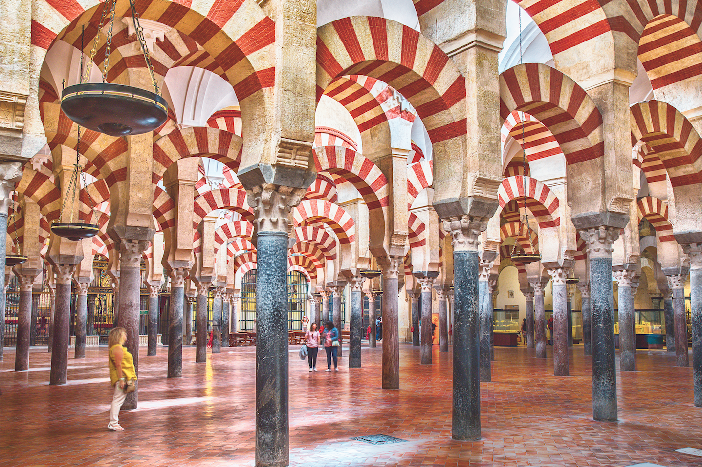 Córdoba: Steine des Anstoßes: Wo über Jahrzehnte Muslime und Christen nebeneinander beteten, entstand ab 786 diese Moschee. Ab 1489 wurde sie teils zur gotischen Kathedrale umgebaut. Bis heute ringt Córdoba um die Frage: Wem gehört das Juwel maurischer Baukunst?