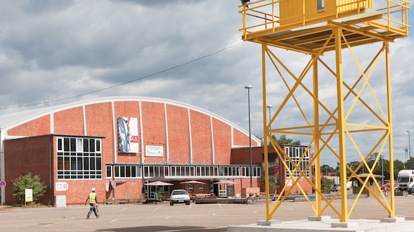 Wohnraum in Mannheim: Der Wachturm und die alte Sportarena erinnern noch an das ehemalige Militärgelände.