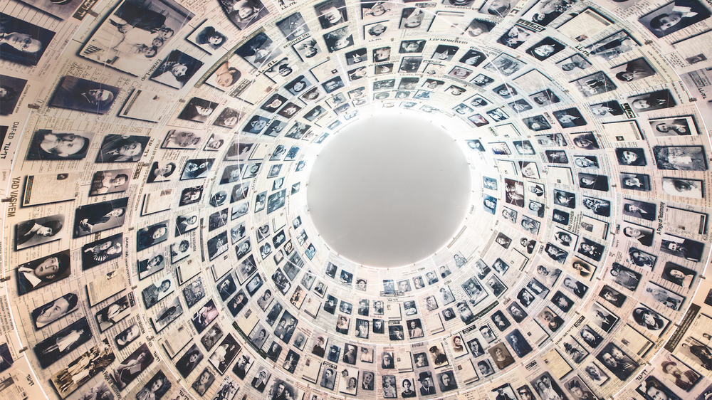Jad Vaschem: Porträts statt Grabsteine: Die 2005 erbaute "Halle der Namen" ist ruhig und kühl wie eine Gruft. Unter der Kuppel werden die Gedenkblätter der Opfer in Regalen aufbewahrt.