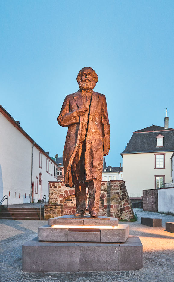 Karl Marx: Als Bronzestatue steht Karl Marx seit 2018 nahe der Porta Nigra: mit Sockel 5,50 Meter hoch, lange umstritten und nun eine Attraktion.